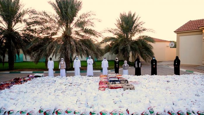 برعاية محمد بن حم.. عونك يا وطن يوزع كسوة الشتاء على العاملين في العين