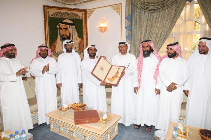 مسلم بن حم يكرم الرحالة من أبناء العوامر المشاركين في قافلة ركايب القاطعة لصحراء الربع الخالي