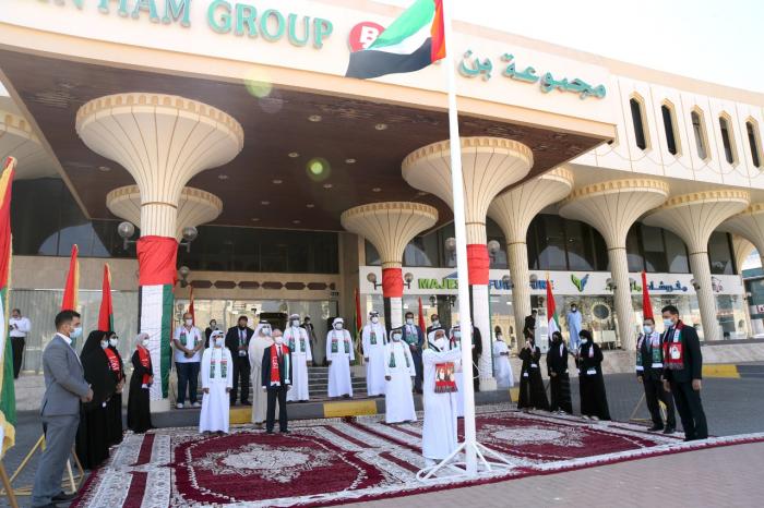 مسلم بن حم يرفع علم الدولة أمام المقر الرئيس لمجموعة بن حم