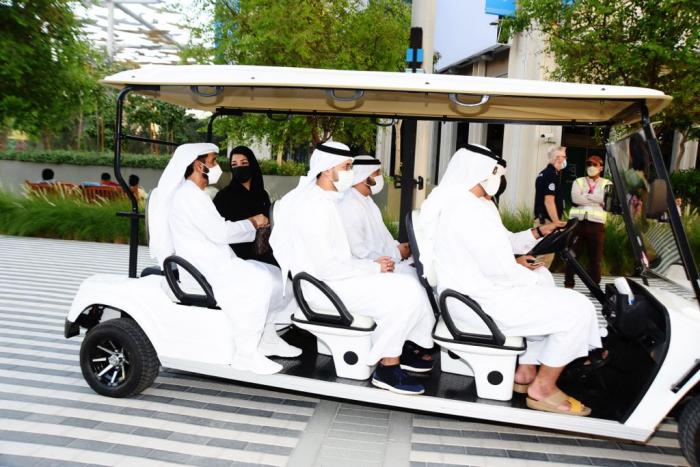 مسلم بن حم يطلع على أجنحة دول مشاركة في إكسبو